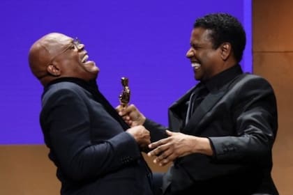 Denzel Washington, en los premios Oscar de 2022, entregando un premio honorífico a Samuel Jackson