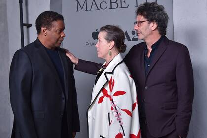 Denzel Washington, Frances McDormand y el director Joel Coen en Los Ángeles, en la premiere de La tragedia de Macbeth, en diciembre último