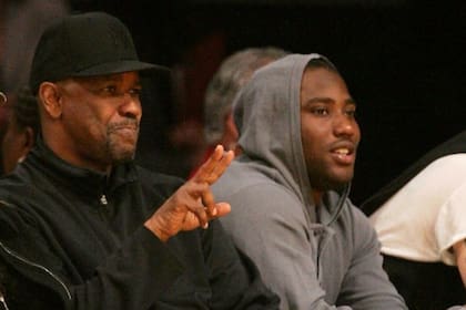 Denzel y John David Washington en un partido de NBA