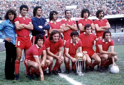 DEP - EQUIPO 9/12/95
DEPORTES FUTBOL COPA INTERCONTINENTAL O COPA EUROPEO SUDAMERICANA DE CLUBES
INDEPENDIENTE GANADOR COPA INTERCONTINENTAL 1973
DE IZQUIERDA A DERECHA:
PARADOS: FRANCISCO SA, MIGUEL ANGEL SANTORO, RUBEN GALVAN, MIGUEL ANGEL LOPEZ, EDUARDO COMMISSO, ELBIO PAVONI
HINCADOS: AGUSTIN BALBUENA, ALEJANDRO SEMENEWICZ, EDUARDO MAGLIONI ( CON LA COPA INTERCONTINENTAL) , RICARDO BOCHINI Y DANIEL BERTONI