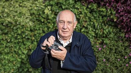 Depardon, con su compañera de aventuras: la cámara Leica.