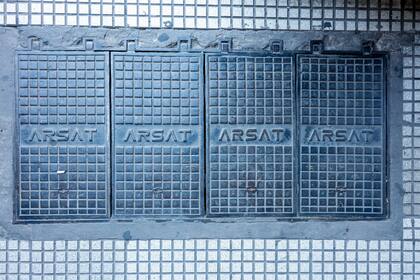 Dependencias públicas nacionales. ARSAT, tapa de instalación a nivel de calle.