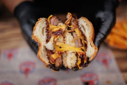 "Dependiendo del corte, tenemos opciones desde 3 horas hasta 12 o 16, según el grosor y la calidad del músculo", detalla Agustín Respini, jefe de producto y maestro de los sabores ahumados