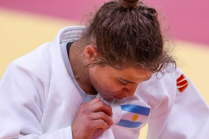 Rondas clasificatorias de Judo femenino hasta 48kg. durante los Juegos Olímpicos Tokio 2020. Primer victoria de Paula Paretto con Ippon sobre la contrincante sudafricana Whitebooi G. Paula besa con orgullo la bandera nacional que tiene bordada en su kimon