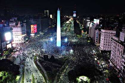Una multitud se concentra en el Obelisco luego de que la selección Argentina de fútbol ganara la final de la Copa América, frente a la selección de Brasil por 1 a 0