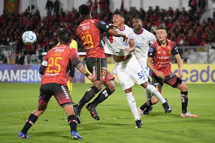 Deportivo Cuenca tuvo en Jorge Ordoñez su mayor peligro a lo largo de los 90 minutos, aunque San Lorenzo le facilitó pelotas paradas que lo acercaron a un gol que tampoco llegó.