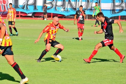 Deportivo Maipú de Mendoza derrotó a Sarmiento de Resistencia por 2 a 0 en un partido que quedó marcado por un escandaloso arbitraje