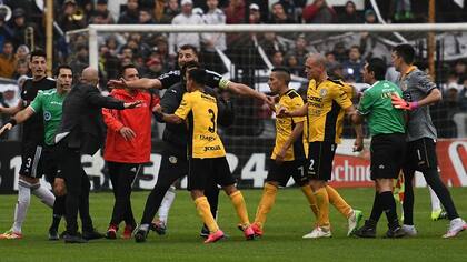 Deportivo Riestra lograba hoy su ascenso a la B Nacional con su victoria parcial sobre Comunicaciones 2-0 de local, paertido suspendido