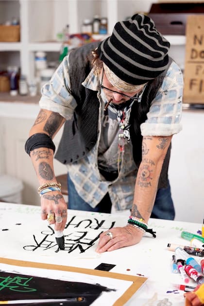 Depp puertas adentro de su taller, en plena creación.