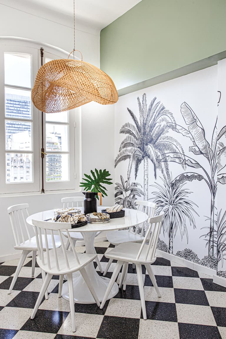 La parte superior del comedor diario está pintada con verde ‘Dumbo’ (Sherwin Williams). Empapelado vinílico (Monas Interiores). Mesa ‘Tulip’ con tapa de mármol (Denver Concept) con sillas ‘Colony 01’ (JCL Sillas). Lámpara ‘Capelline’ (Haras Home Deco).