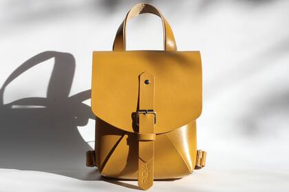 Depuradas, las piezas de facha están hechas en cuero con curtido vegetal