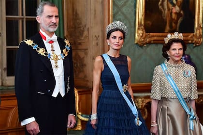 Der a izq: el rey Felipe VI, la reina Letizia y la reina Silvia la recepción de estado en el Palacio Real de Estocolmo, Suecia