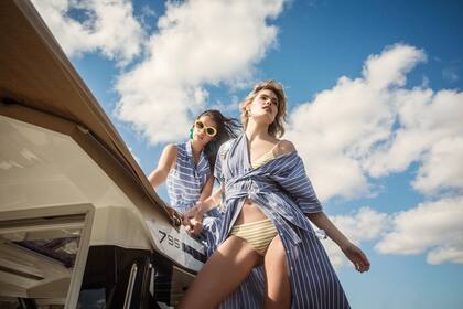 Der. Top y pantacourt (Uma), aros de acrílico y anteojos con marco de acrílico (Las Pepas). Izq. Traje de baño (Etiqueta Negra), túnica (Cibeles), aros plata (Las Pepas)