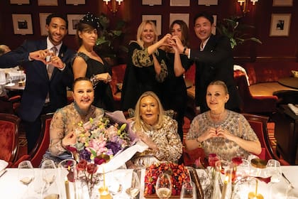 Derecha, de pie, y de izquierda a derecha: Ilan, Naná Gallardo (by Lanvin), Julia Lakschin y su hija Serafima, y Hao Sun, de la casa Cartier de Mónaco. Abajo, sentadas y de izquierda a derecha: Cora, Mimicha y Mariana