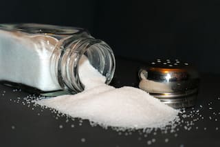 El significado de que se caiga la sal por accidente en casa que pocos conocen