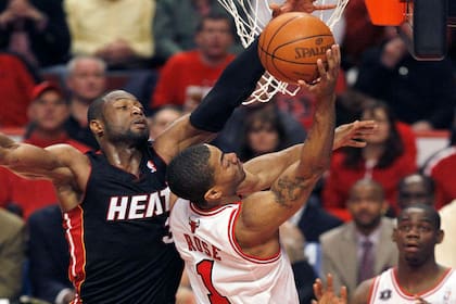 Derrick Rose, jugando para Chicago Bulls, intenta superar la marca de Dwyane Wade, de Miami Heat