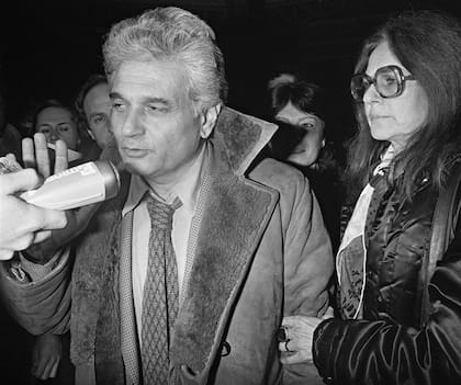 En 1981, Derrida fue detenido en Praga, adonde había ido a dar seminarios clandestinos a disidentes. Aquí, junto a su mujer Marguerite en la Gare de l''Est, en París, tras su demorada liberación
