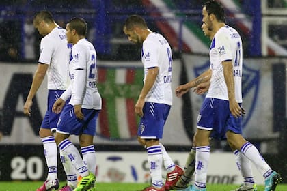 Derrotados, los jugadores de Vélez dejan el Amalfitani bajo la lluvia