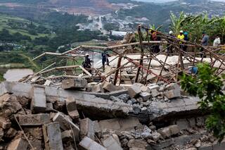 Derrumbe de edificio en construcción sobre templo en Sudáfrica deja un muerto