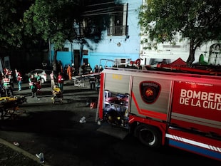 Derrumbe en Floresta: las fuerzas de seguridad se abren paso por los escombros con ayuda de herramientas de excavación