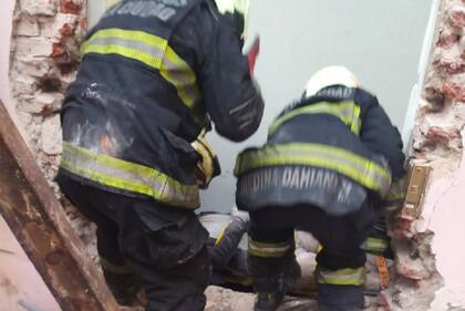 Derrumbe en una obra en la calle Donato Álvarez al 300, los bomberos y el SAME trabajan en el lugar y asisten a los heridos