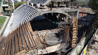 Derrumbe en una tribuna en construcción en la cancha de Ferro