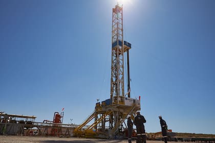 Derrumbe histórico del petróleo: bajó casi 20% y golpea de lleno a Vaca Muerta