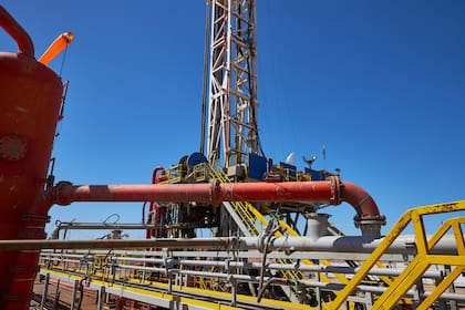 Derrumbe histórico del petróleo: bajó casi 20% y golpea de lleno a Vaca Muerta