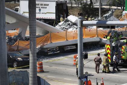 Varios autos quedaron atrapados bajo el puente