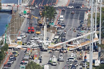El puente había sido montado en el lugar hace cinco días e iba a permitir a los estudiantes de la universidad cruzar por arriba la muy transitada calle 8