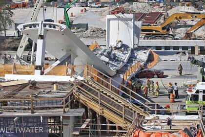 El puente se desplomó en un horario de mucho tránsito en la zona