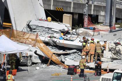 La obra de 950 toneladas (860 toneladas métricas) y 60 metros (casi 200 pies) de longitud fue ensamblado a un costado de la autopista y se instaló el sábado pasado