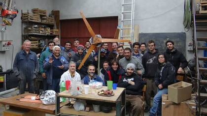 Ingenieros, técnicos locales, estudiantes y beneficiarios fabricaron un aerogenerador en el Centro Atómico Bariloche
