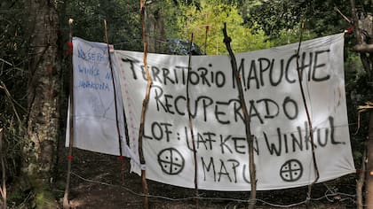 Desalojan en Bariloche un predio de Parques Nacionales tomado por la RAM frente al lago Mascardi