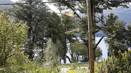 Desalojan en Bariloche un predio de Parques Nacionales tomado por la RAM frente al lago Mascardi