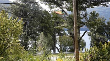 Desalojan en Bariloche un predio de Parques Nacionales tomado por la RAM frente al lago Mascardi