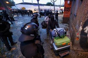 Masivo operativo en España para desalojar un edificio que estaba ocupado por cientos de migrantes terminó en incidentes