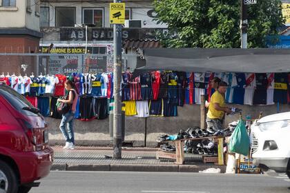 Desalojo de manteros en Liniers: se levantó la totalidad de los puestos y el operativo continúa en la provincia