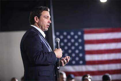 DeSantis critica la versión final de la ley: la califica como insuficiente y débil para enfrentar el problema migratorio