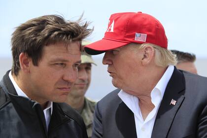 DeSantis destinará fondos para reforzar la vigilancia estatal y facilitar la tarea de Trump en cuanto a sus políticas migratorias
