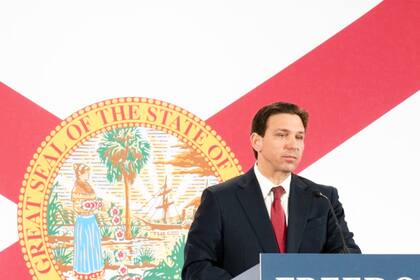 DeSantis firmó cuatro leyes que establecen compensaciones económicas para ciudadanos afectados por negligencia estatal