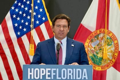 DeSantis firmó la ley que cambia la forma en la que se otorgan las licencias de conducir a adolescentes