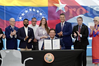 DeSantis firmó una ley en Florida que afecta a ciudadanos de Venezuela y Cuba