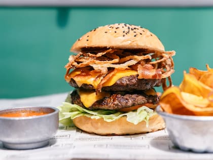 Desarmadero Bar ofrece varias opciones de hamburguesas, con uno o dos medallones de carne, cebolla crispy, cheddar y bacon (Foto: Gentileza Desarmadero Bar)