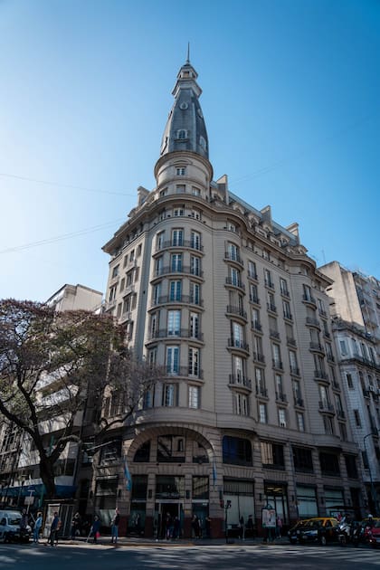 Desarrollado en diez pisos con balcones y molduras, la edificación tiene una fachada simétrica con decoración clásica.