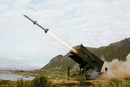 Desarrollado por la URSS en 1980, los misiles SA-11, conocidos también como S-300 o Buk son de tipo tierra-aire y pueden alcanzar los 30.000 metros de altura