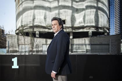 Desarrolló una técnica para detectar gas y petróleo. Creó un centro de investigación sobre el suelo.