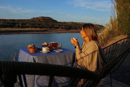 Desayuno a la vera del Río Colorado: para Paula como para los huéspedes es una experiencia única.