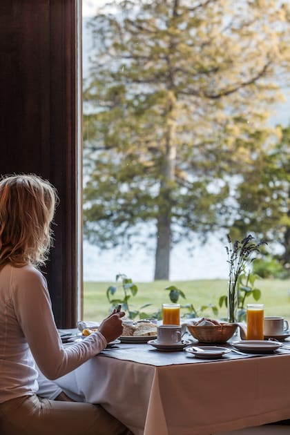Desayuno con vista al lago en la Hostería Futalaufquen