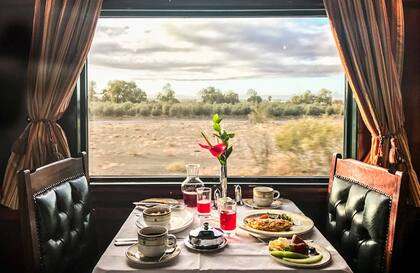 Desayuno en el salón comedor, de ambientación victoriana.